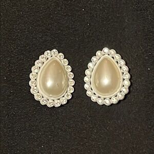 Elegant Faux Pearl and Crystal Stud Earrings with a ✨LOVELY SHINE✨‼️